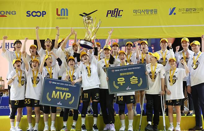KB가 여자프로농구 챔피언결정전에서 삼성생명을 3연승으로 꺾고 우승했다. [연합뉴스]