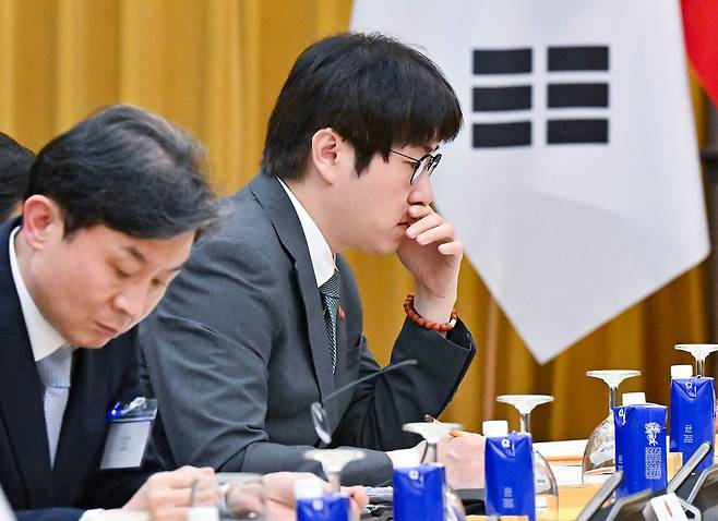하정우 청와대 AI미래기획 수석이 지난 22일 베트남 하노이 주석궁에서 한·베트남 확대정상회담을 기다리며 생각에 잠겨 있다. 청와대사진기자단