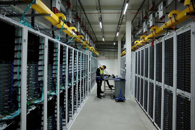지난 2월 17일(현지시간) 아일랜드 더블린의 마이크로소프트 데이터센터에서 직원들이 서버 장비를 해체하고 있다. 로이터=연합뉴스
