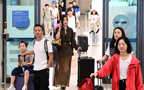 지난해 9월 29일 중국인 관광객의 무비자 관광 허용이 시작된 29일 중국인 관광객 등이 인천국제공항 1터미널을 통해 입국하고 있다. 중앙포토