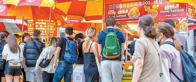 부산시는 ‘부산스러움’을 경쟁력 삼아 경험하는 도시로서 세계인의 발길을 이끈다는 방침이다.