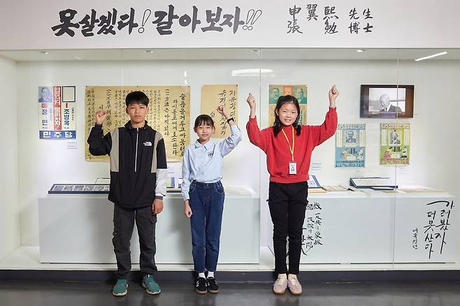 과거 선거운동 팸플릿 앞에서 후보자들의 선거 유세 모습을 따라 한 정우빈·원지민·김도연(왼쪽부터) 학생기자.