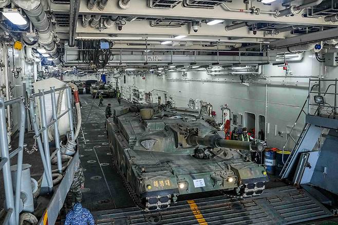 지난 24일 상륙군이 K-1A2 전차를 천자봉함(LST-Ⅱ)에 탑재하고 있는 모습. 사진 해병대사령부