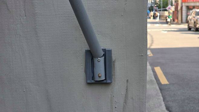 A씨가 훼손한 태극기 깃대. 김창용 기자