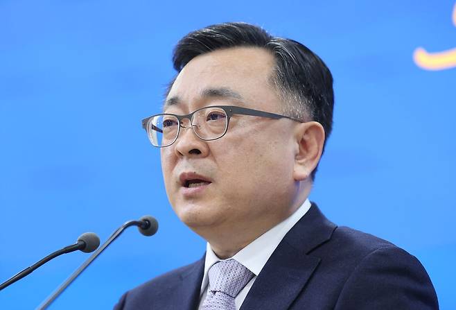 김성보 서울시 행정2부시장이 서울시청 브리핑룸에서 서울시 입장을 발표하고 있다. [뉴스1]
