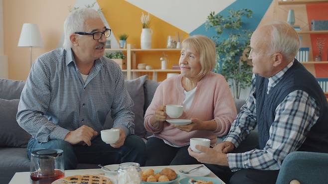 사람들과 즐겁게 대화하는 건 정서적으로 좋을 뿐 아니라 얼굴 근육을 움직인다는 면에서 물리적으로도 훌륭한 뇌청소법이다.