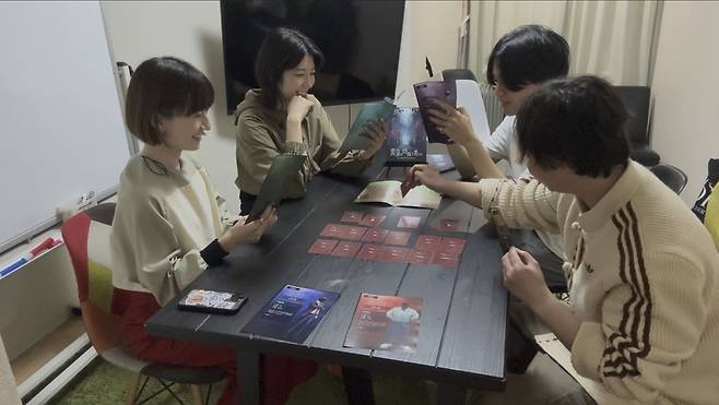 머더 미스터리 게임 '황천을 떠도는 자들' 게임을 즐기고 있는 모습. 사진 가네시로 다다시 제공.