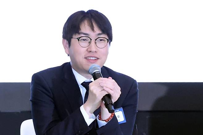 하정우 청와대 AI미래기획수석이 지난 10일 오후 서울 강남구 GS타워에서 진행된 ‘AI 혁신위원회 3차 회의’에서 모두 발언하고 있다. 뉴스1