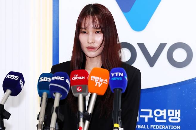 ▲ 안혜진이 27일 서울 한국배구연맹 사무국에서 열린 상벌위원회에 참석한 뒤 음주 운전에 대해 입장을 밝히고 있다. 연합뉴스