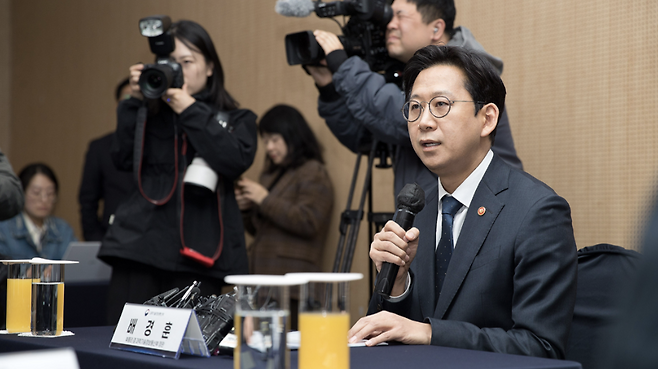 정부는 4월 14일, 배경훈 과학기술정보통신부 장관 주재로 통신 3사 및 대형 플랫폼 CISO를 긴급 소집해 현안을 점검하는 한편, 15일에는 국내 정보보호기업 40개사와의 간담회를 가졌다. 이어 16일에는 국가AI전략위 보안특위 1차 정례회의를 열고 ‘미토스 사태’ 대응을 위한 3대 전략 방향을 제시하는 등 국가 차원의 총력 대응 체계에 돌입했다.