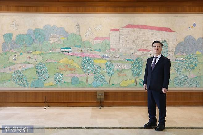 메이필드 호텔 로비, 이왈종 화백 작품 앞에서 김영문 대표이사