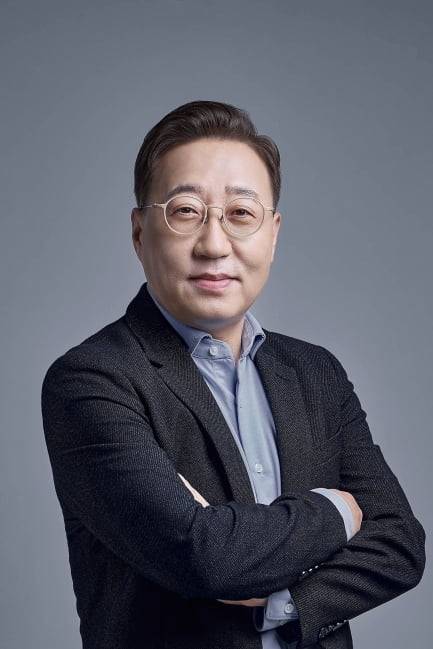 약력 : 1971년생, 안양 신성고, 한양대 경영학과, 2003년 에르고다음다이렉트 경영기획팀장, 2009년 다음 경영지원부문장(부사장), 2014년 카카오모바일뱅크 TF장(부사장), 2016년 카카오뱅크 대표(현)