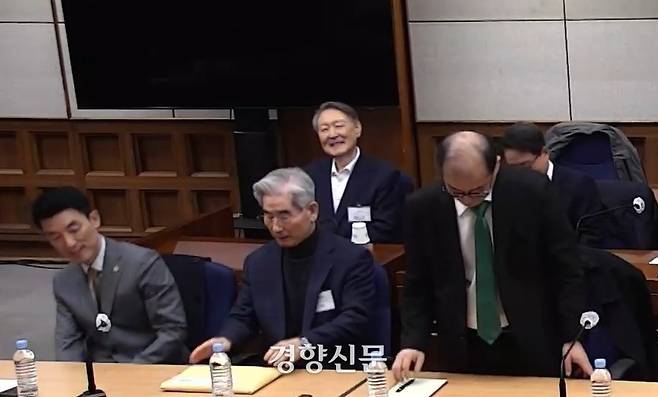 윤석열 전 대통령이 지난 2월19일 서울중앙지법에서 열린 12·3 비상계엄 관련 내란 우두머리 혐의 1심 선고공판에 출석해 변호인과 대화하며 웃고 있다. 서울중앙지법 제공