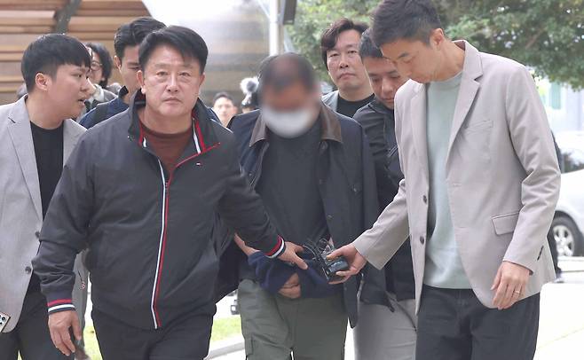 화물연대본부 집회 현장에서 차를 몰고 경찰 바리케이드를 돌진한 혐의(특수공무집행방해 등)를 받는 조합원이 구속 전 피의자 심문(영장실질심사)을 받기 위해 지난 23일 창원지법 진주지원에 출석하고 있다. 연합뉴스