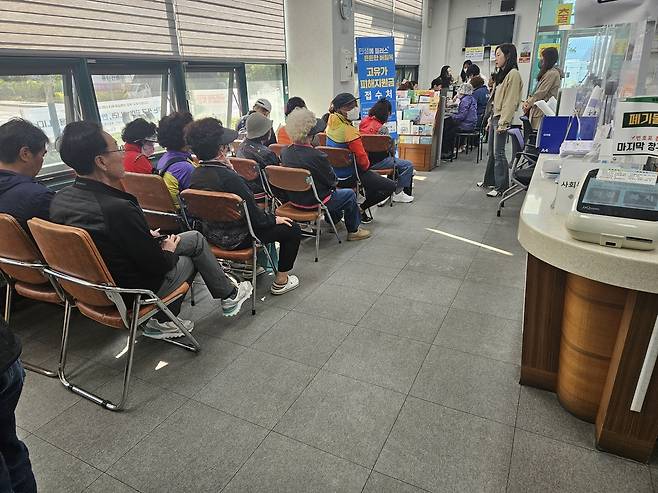 27일 전남 목포 용해동 행정복지센터의 고유가 피해지원금 신청 대기실에 주민들이 앉아 있다. 고귀한 기자