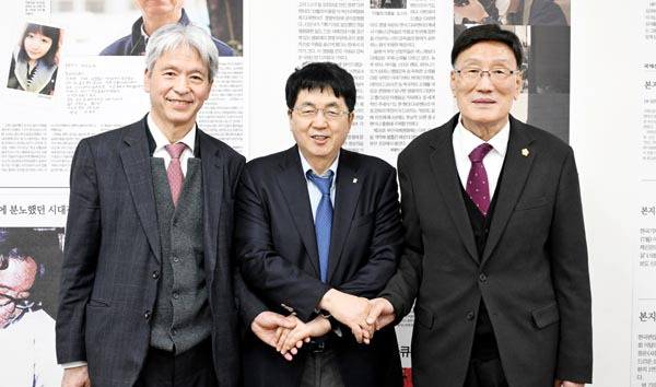 유엔후손지원재단의 장순흥 총재(가운데)와 조금세 고문(오른쪽), 이학춘 사무총장이 지난 24일 국제신문을 찾아 재단 운영방향과 주요 사업, 미래비전 등을 이야기한 뒤 손을 맞잡고 있다.  김성효 선임기자 kimsh@kookje.co.kr