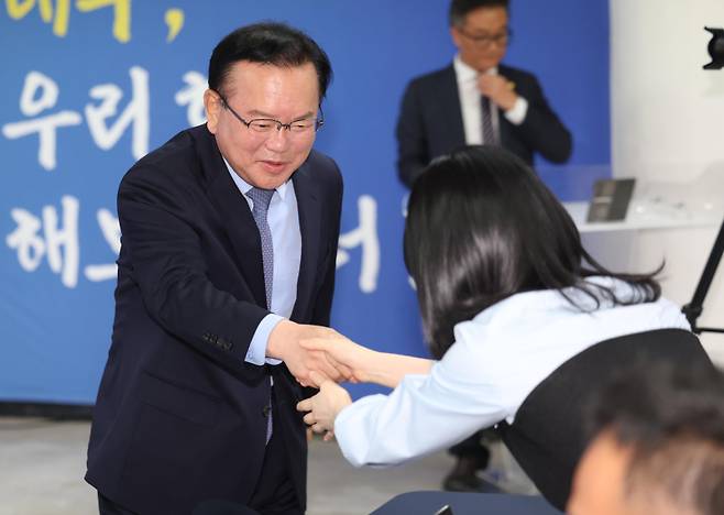 더불어민주당 김부겸 대구시장 예비후보가 27일 오전 대구 달서구 선거사무소에서 세 번째 공약 발표 회견에서 참석자들과 인사하고 있다. 출처=연합뉴스&nbsp;