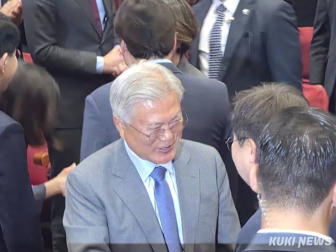 문재인 전 대통령이 27일 오후 국회 의원회관 대회의실에서 열린 ‘4·27 판문점 선언 8주년 기념식’에 참석해 인사를 나누고 있다. 김미경 기자