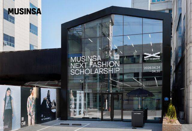 패션 장학 사업 무신사 넥스트 패션 스콜라십(MNFS) 6기 우수 브랜드 3곳의 데뷔 팝업이 진행되는 서울 성동구 성수동 넥스트 인 브랜드 팝업 전시장. 디자이너·상품기획자(MD) 심사와 무신사 앱 이용자 투표를 거쳐 수더넴(PSEUDONYM)·오기(OGI)·이양(EYANG)이 최종 선발됐다. 무신사 제공