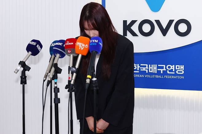 음주운전으로 물의를 빚은 안혜진이 27일 오전 서울 마포구 한국배구연맹(KOVO)에서 열린 상벌위원회에 참석해 소명한 뒤 고개 숙여 인사하고 있다. 연합뉴스