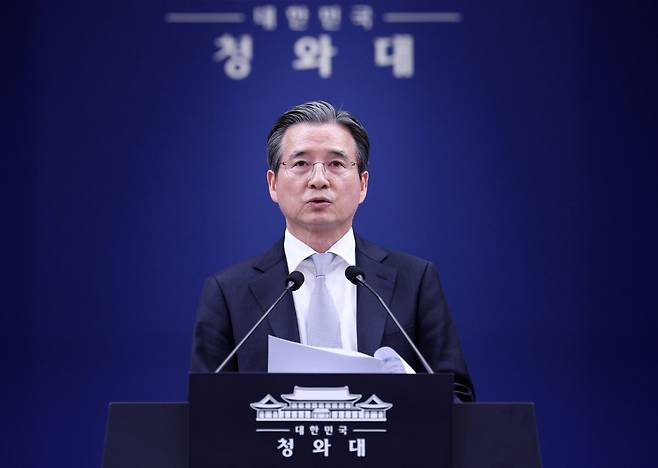 김용범 정책실장이 27일 청와대 춘추관에서 데미스 하사비스 구글 딥마인드 CEO 접견 관련 브리핑을 하고 있다. 뉴시스