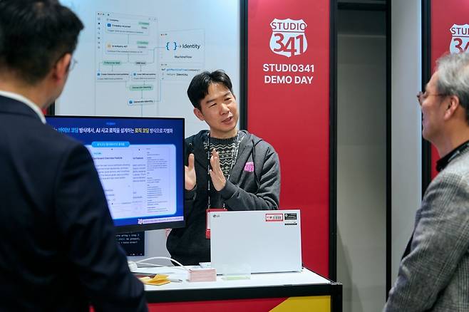 사내벤처 '머신플로우' 김봉상 대표가 회사를 소개하는 모습. LG전자 제공