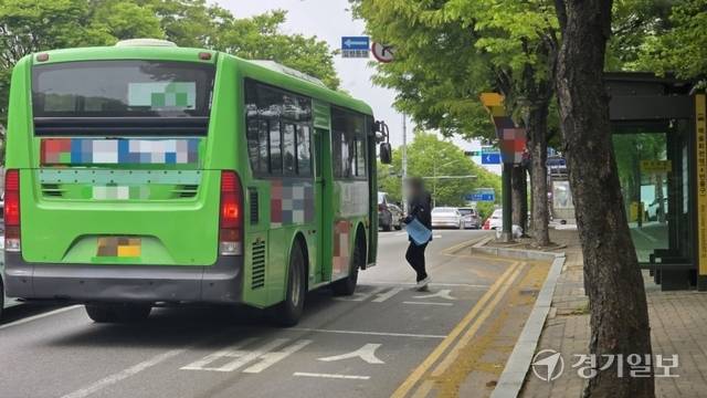 26일 오전 인천 남동구 구월동 인천경찰청 앞 버스정류장에는 짧은 버스베이에 버스가 진입하지 않아 승객들이 차도에 내려가 탑승하고 있다. 장민재기자