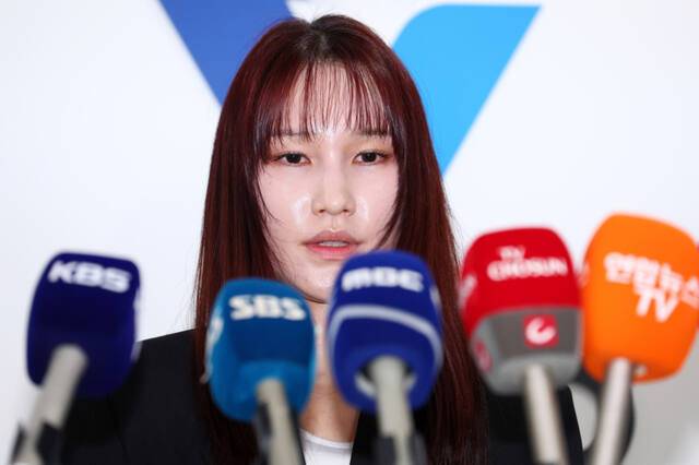 음주운전으로 물의를 빚은 프로배구 세터 안혜진이 27일 오전 서울 마포구 한국배구연맹(KOVO)에서 열린 상벌위원회에 참석해 소명한 뒤 입장을 밝히고 있다. 연합뉴스