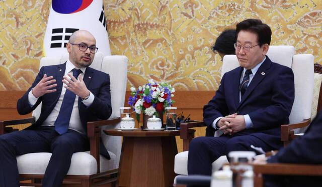 이재명 대통령이 27일 청와대에서 데미스 허사비스 구글 딥마인드 최고경영자(CEO)를 접견하고 있다. 연합뉴스