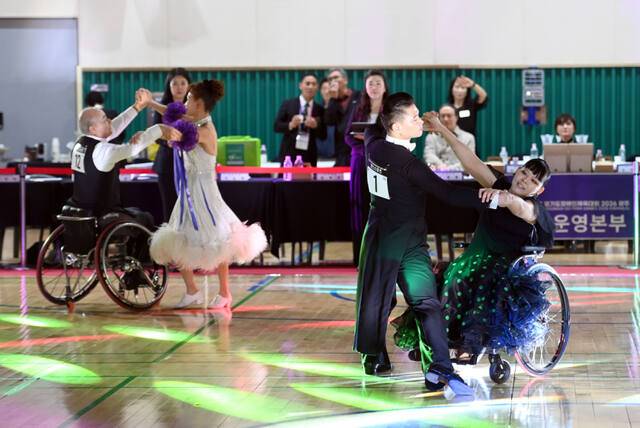 27일 광주 태전국민체육센터서 열린 ‘제16회 경기도장애인체육대회 2026 광주’ 댄스스포츠 지체장애(휠체어) 경기서 선수들이 춤을 추고 있다. 경기도장애인체육회 제공