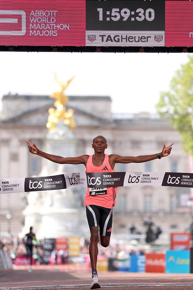 사바스티안 사웨가 런던마라톤 남자부 결승선을 통과하고 있다. AP연합뉴스