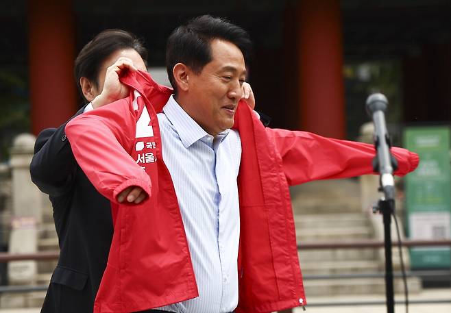 27일 서울 보신각에서 빨간색 점퍼를 입는 오세훈 국민의힘 서울시장 후보.  뉴스1