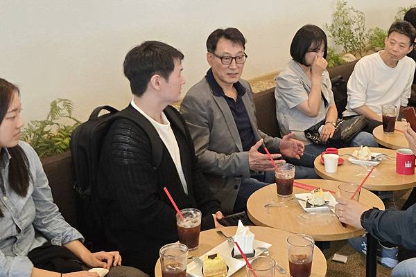 사진 기자 간담회에서 설명하는 충남개발공사 강재원 감독(오른쪽에서 세 번째), 사진 제공=한국핸드볼연맹