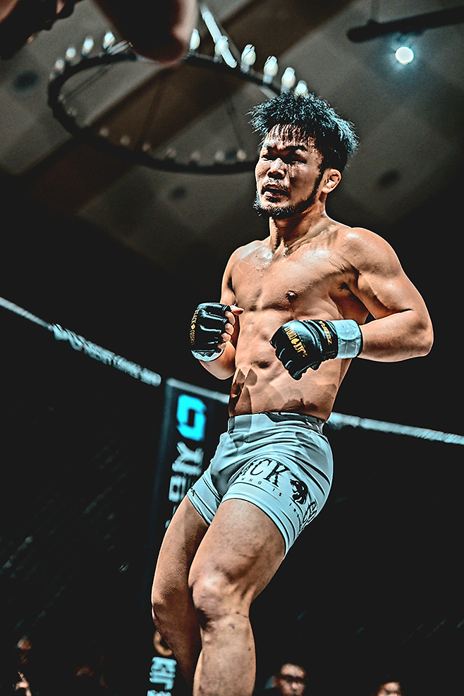 ‘홀리 비스트’ 김대환이 2025년 11월 블랙컴뱃 챔피언스리그 시즌2 15차 메인이벤트를 뛰고 있다. 종합격투기 빅리그 ONE Championship 밴텀급 타이틀 도전자 출신이다. 사진=이데아 파라곤