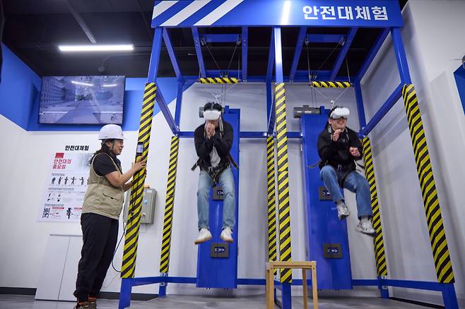 SKT 안전체험교육관에서 VR 기기를 착용하고 작업 중 추락사고를 체험하는 모습./사진=SKT