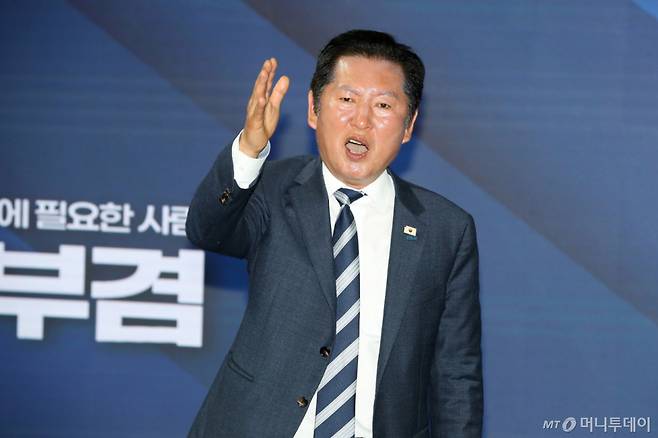 (대구=뉴스1) 공정식 기자 = 정청래 더불어민주당 대표가 26일 오후 대구 달서구 김부겸 대구시장 예비후보 선거사무소 개소식에서 연설하고 있다. 2026.4.26/뉴스1  Copyright (C) 뉴스1. All rights reserved. 무단 전재 및 재배포,  AI학습 이용 금지. /사진=(대구=뉴스1) 공정식 기자