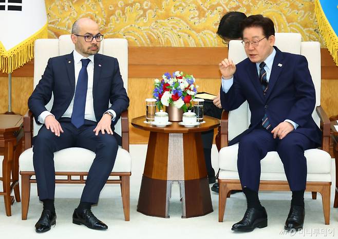 [서울=뉴시스] 고범준 기자 = 이재명 대통령이 27일 청와대에서 데미스 하사비스 구글 딥마인드 CEO를 접견하고 있다. 2026.04.27. bjko@newsis.com /사진=