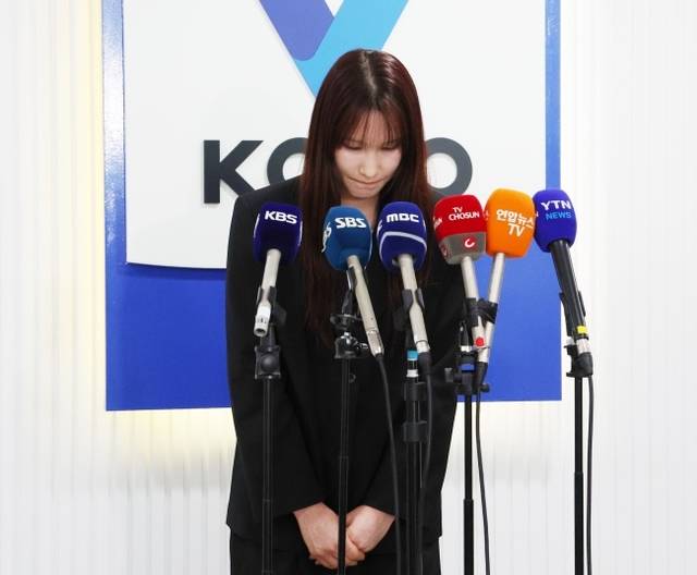 전 GS칼텍스 소속 세터 안혜진이 27일 서울 마포구 상암동 KOVO 대회의실에서 열란 상벌위원회에 출석 후 배구팬에게 공개 사과하고 있다. 뉴시스