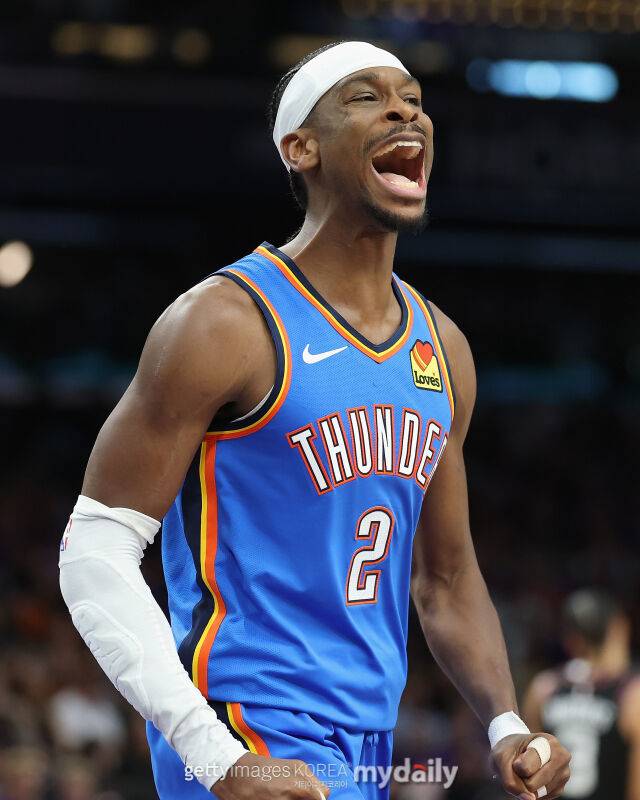 오클라호마시티 선더의 '에이스' 샤이 길저스-알렉산더가 26일 피닉스와 서부 콘퍼런스 PO 1라운드 3차전 2쿼터에 득점 후 포효하고 있다. /게티이미지코리아