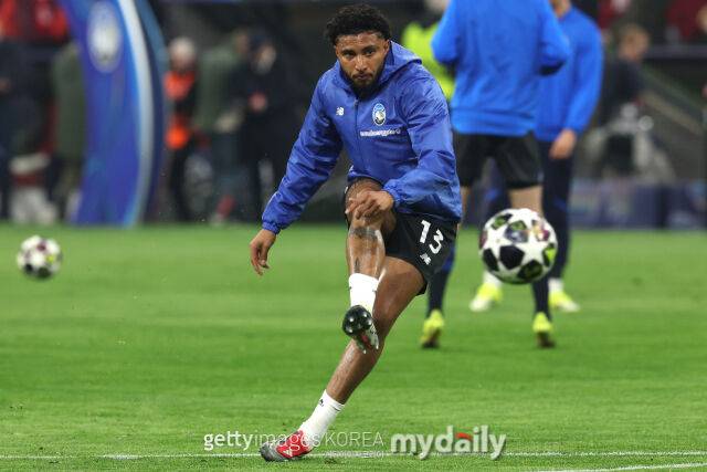 26일 영국 '커트오프사이드' 보도에 따르면 맨체스터 유나이티드가 카세미루의 대체자로 에데르송(아탈란타) 영입을 고려하고 있다. 에데르송이 슈팅 훈련을 하고 있다. /게티이미지코리아