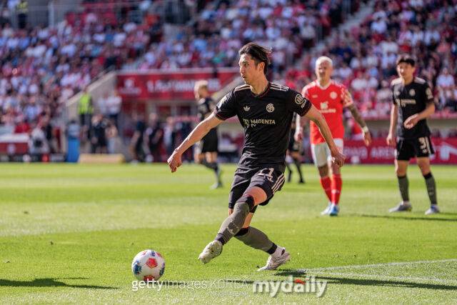 바이에른 뮌헨의 이토가 25일 독일 마인츠에서 열린 2025-26시즌 분데스리가 경기에서 패스를 하고 있다./게티이미지코리아
