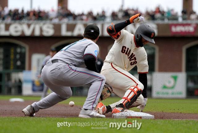이정후가 27일 마이애미 말린스와의 홈 경기에서 첫 타석 3루타를 치고 있다./게티이미지코리아