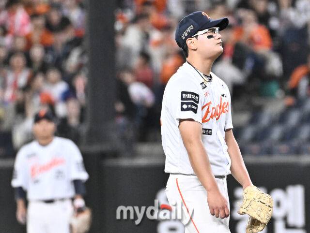 14일 오후 대전 한화생명볼파크에서 진행된 '2026 프로야구 KBO리그' 한화이글스와 삼성 라이온즈의 경기. 한화 김서현이 9회초 2사 만루서 이혜승에게 밀어내기 볼넷을 허용한 뒤 아쉬워 하고 있다./마이데일리