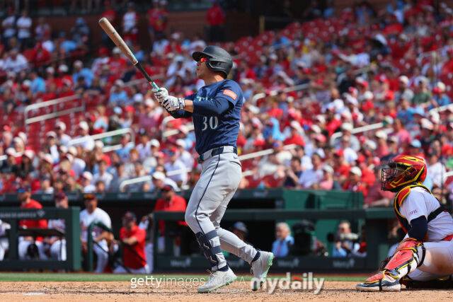 롭 레프스나이더가 27일 세인트루이스 카디널스전 9회 결승 홈런을 치고 있다./게티이미지코리아