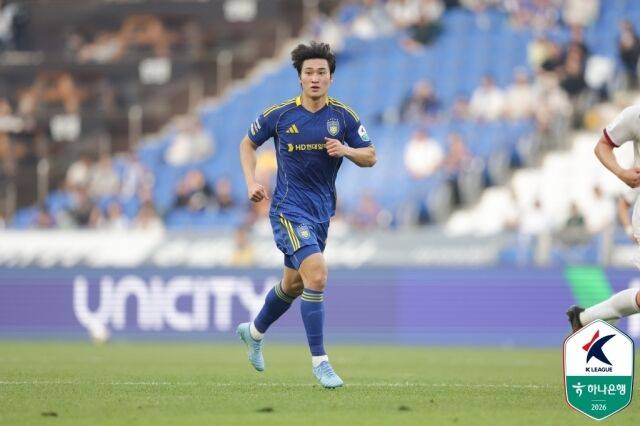 조현택(울산 HD)가 26일 울산문수경기장에서 펼쳐진 대전 하나시티즌과의 경기를 치르고 있다./한국프로축구연맹 제공
