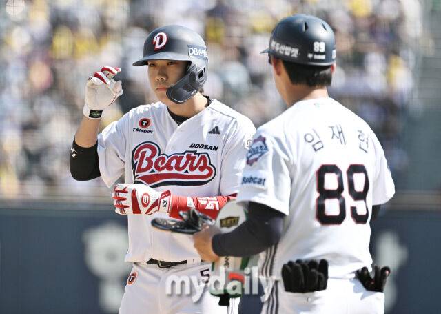 두산 박준순이 25일 LG전에서 출루한 후 세리머니를 하고 있다./송일섭 기자