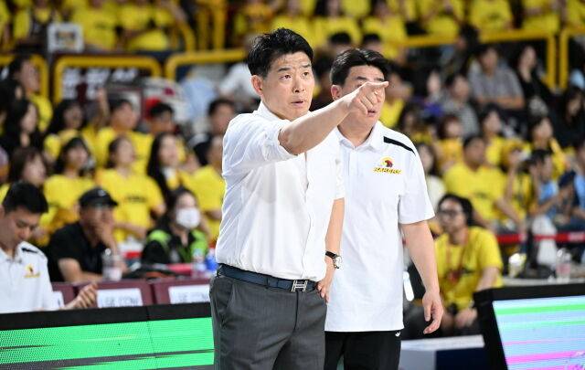 창원 LG는 27일 고양 소노 아레나에서 고양 소노와 4강 플레이오프 3차전을 치른다. 2차전 경기에서 지시를 내리고 있는 조상현 감독./KBL 제공