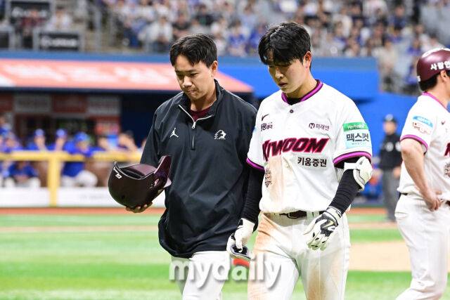 키움 박수종이 26일 오후 서울 고척스카이돔에서 진행된 '2026 신한 SOL Bank KBO리그' 삼성--키움의 경기 8회말 삼성 미야지에게 헤드샷을 맞은 뒤 벤치로 향하고 있다./마이데일리