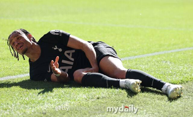 토트넘의 시몬스가 25일 영국 울버햄튼에서 열린 2025-26시즌 프리미어리그 경기에서 부상을 당해 쓰러졌다./게티이미지코리아