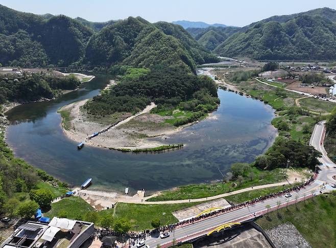 영월에서 지난 24~26일 제59회 단종문화제가 열리던 사흘 내내, 왕사남 단종이 갇혀있던 청령포 가는 나룻배 대기줄은 늘 1㎞ 안팎 길게 이어졌다.[연합]